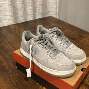 Nike Air Force 1'07 Low
Color of the Month Jewel Light
Smoke Grey size 8.5